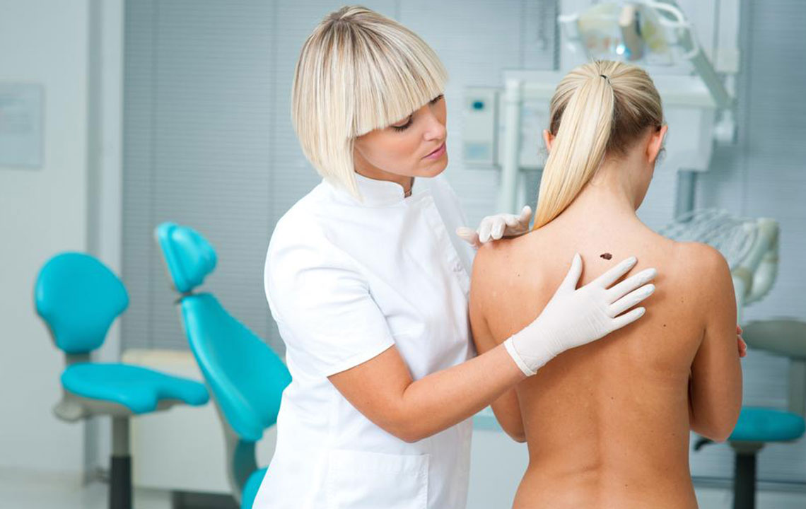 Here are a few common causes and symptoms of melanoma